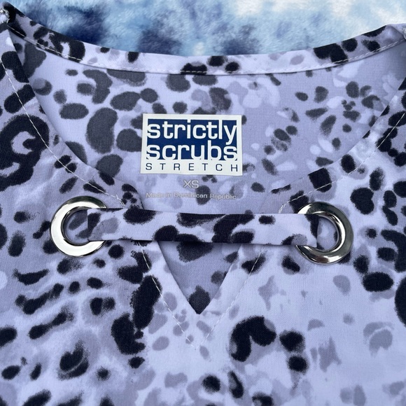 Strictly Scrubs Brand Animal Print Stretch V-Neck Nurse Medical Uniform Top XS - Picture 4 of 5